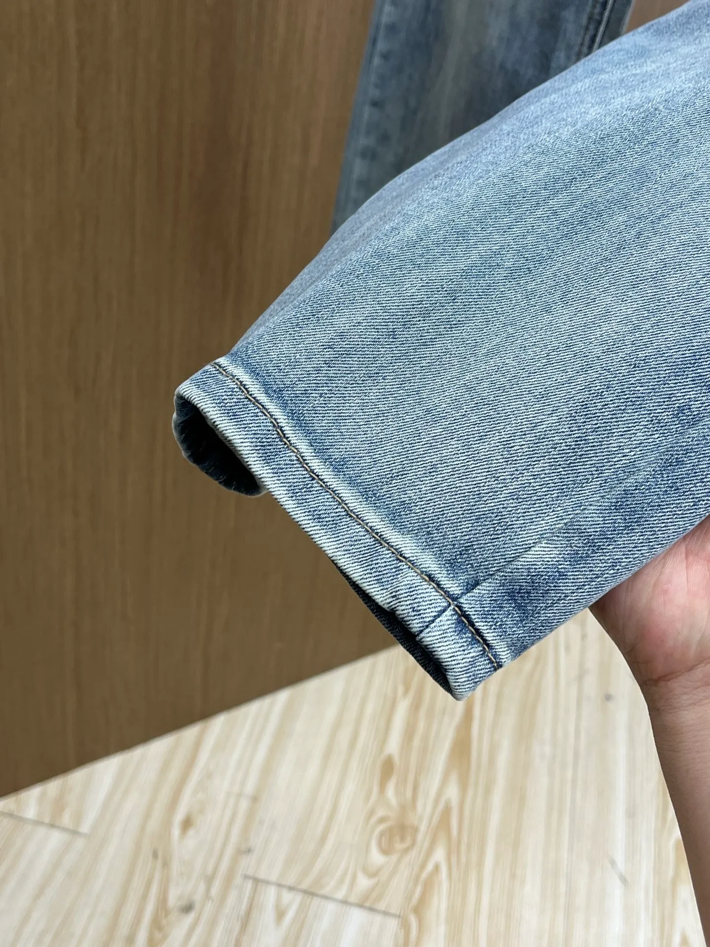 P250 Polo high-end customization 25ss spring and summer new style men's small straight original jeans Early spring new style super soft, stretch fabric, complex handicraft superposition, any washing process will turn into a completely different color effect if you stay for a few seconds longer, so it is more precious, especially durable and taste-resistant... Use the best elastic texture of tannins, genuine leather labels, high-end metal accessories... to create a unique and original jeans style! Original hardware accessories, super correct fit, comfortable and breathable, extremely high-grade, XD counter quality, handsome upper body. Code number: 28-38 no 35 37